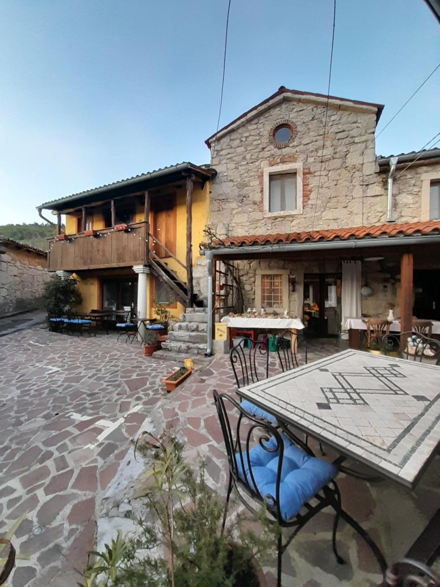 Hostel Xaxid Črni Kal Extérieur photo