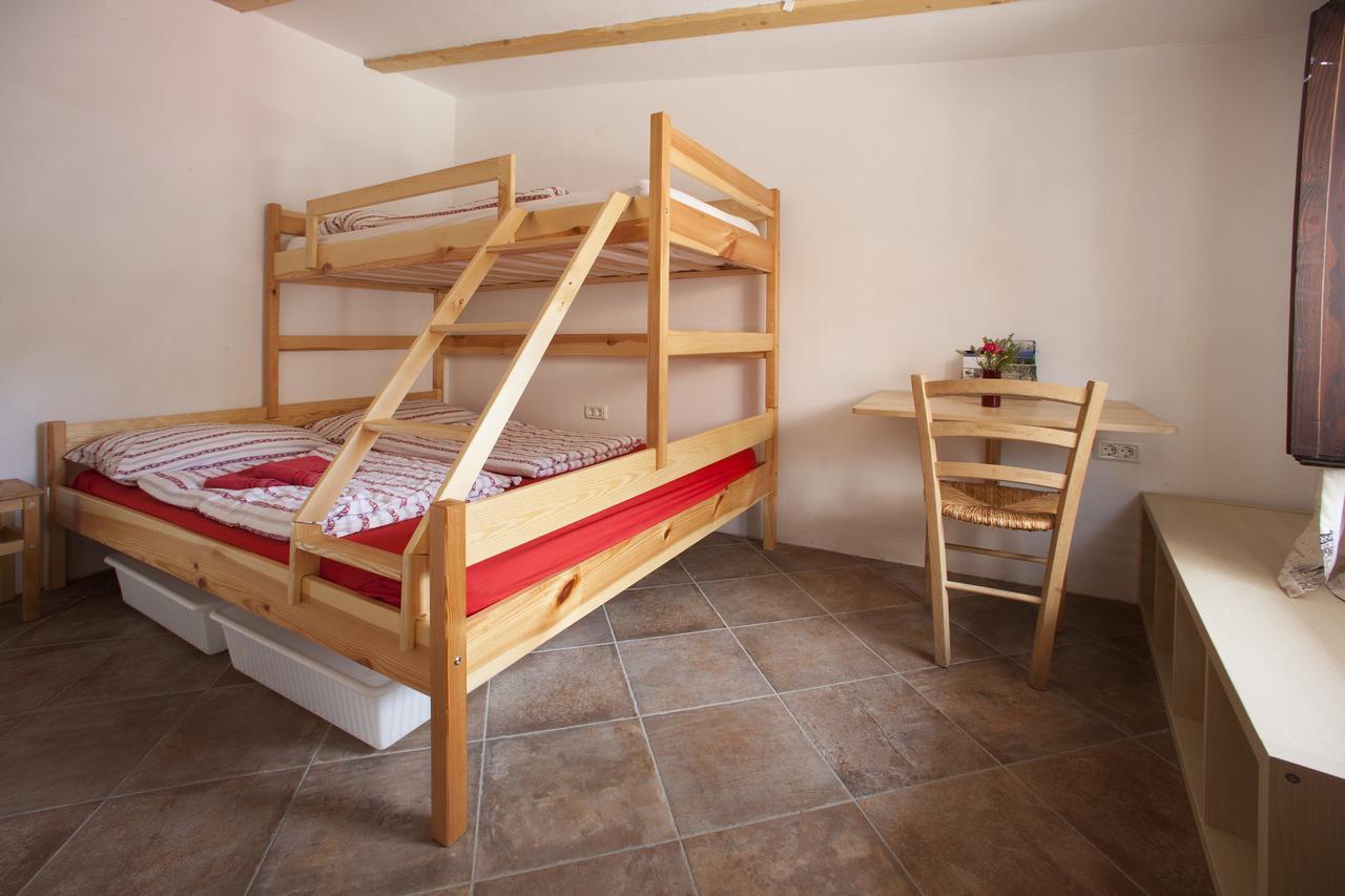 Hostel Xaxid Črni Kal Extérieur photo