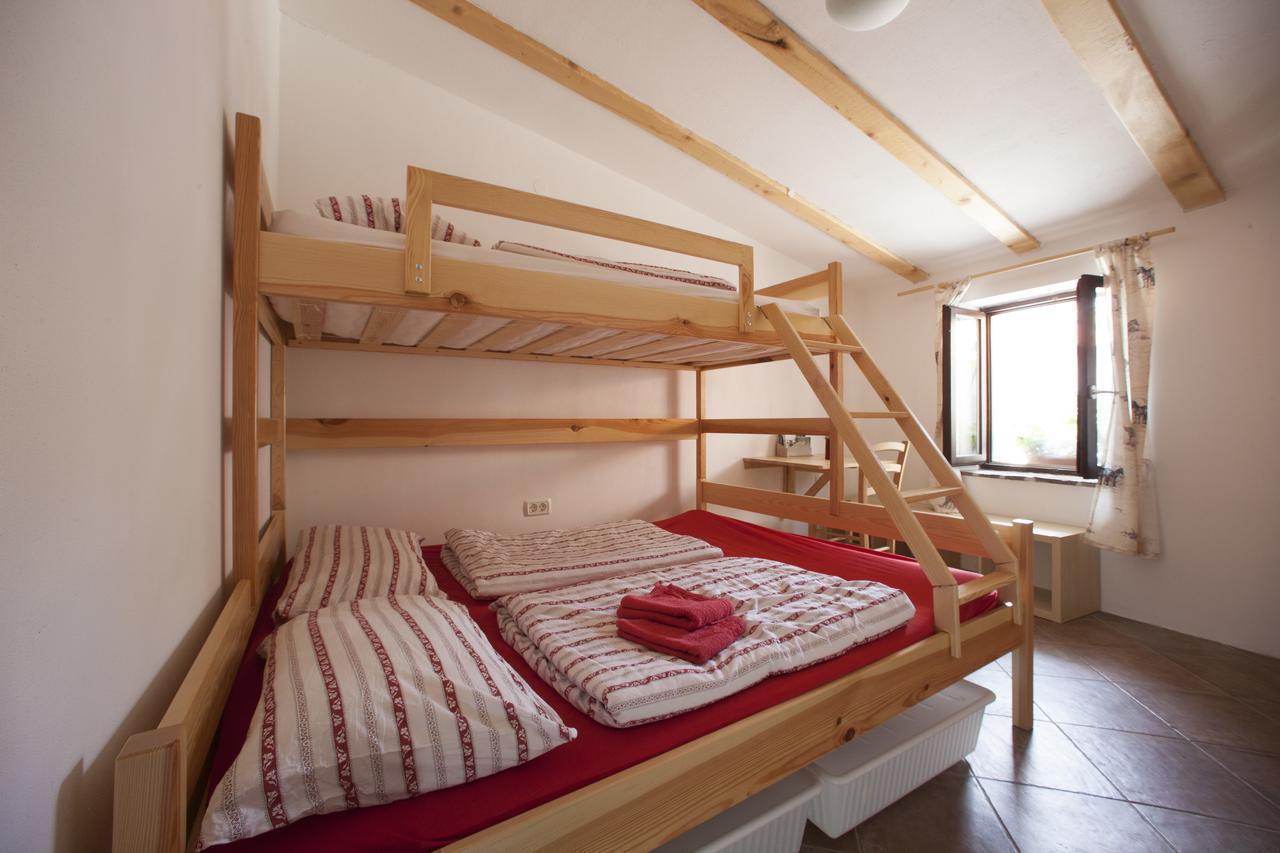 Hostel Xaxid Črni Kal Extérieur photo