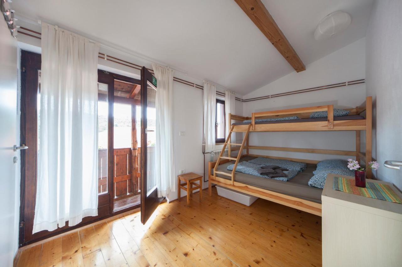 Hostel Xaxid Črni Kal Extérieur photo