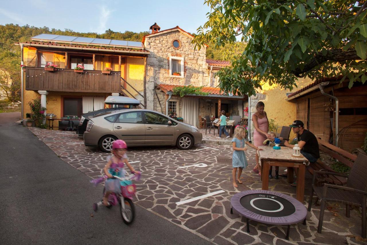 Hostel Xaxid Črni Kal Extérieur photo